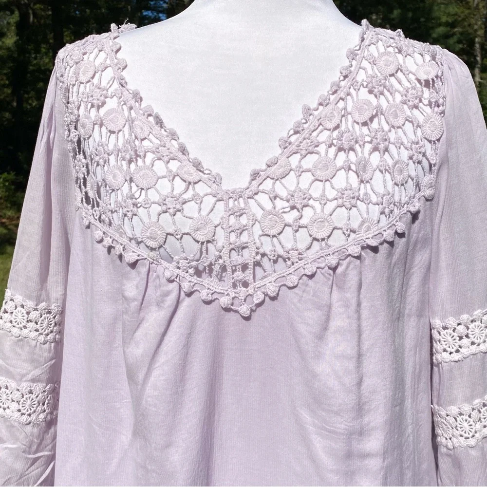 J. PETERMAN TOP BLOUSE TUNIC PALE PURPLE FLORAL LACE ACCENT 3/4 SLEEVE Size M